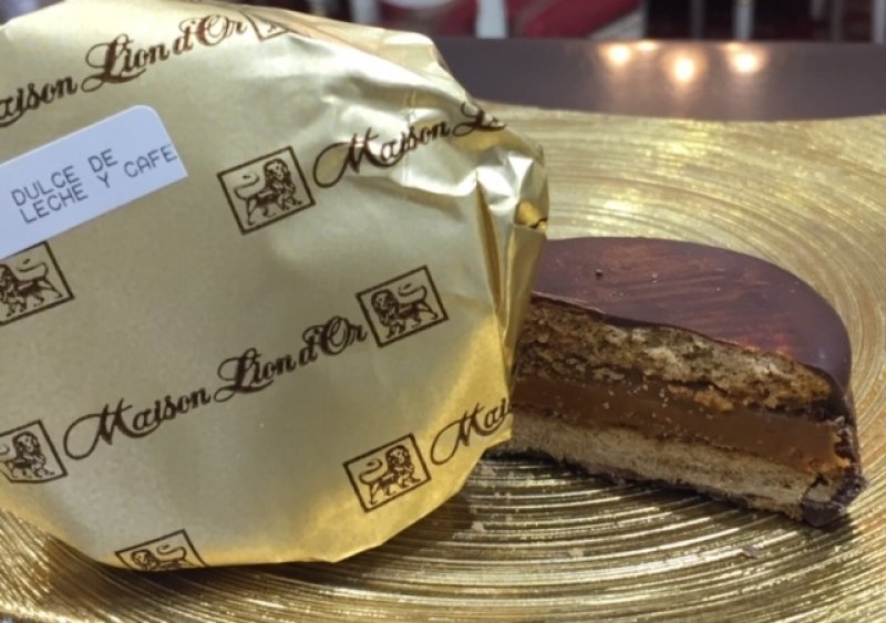 Alfajor de chocolate relleno de dulce de leche con cafe